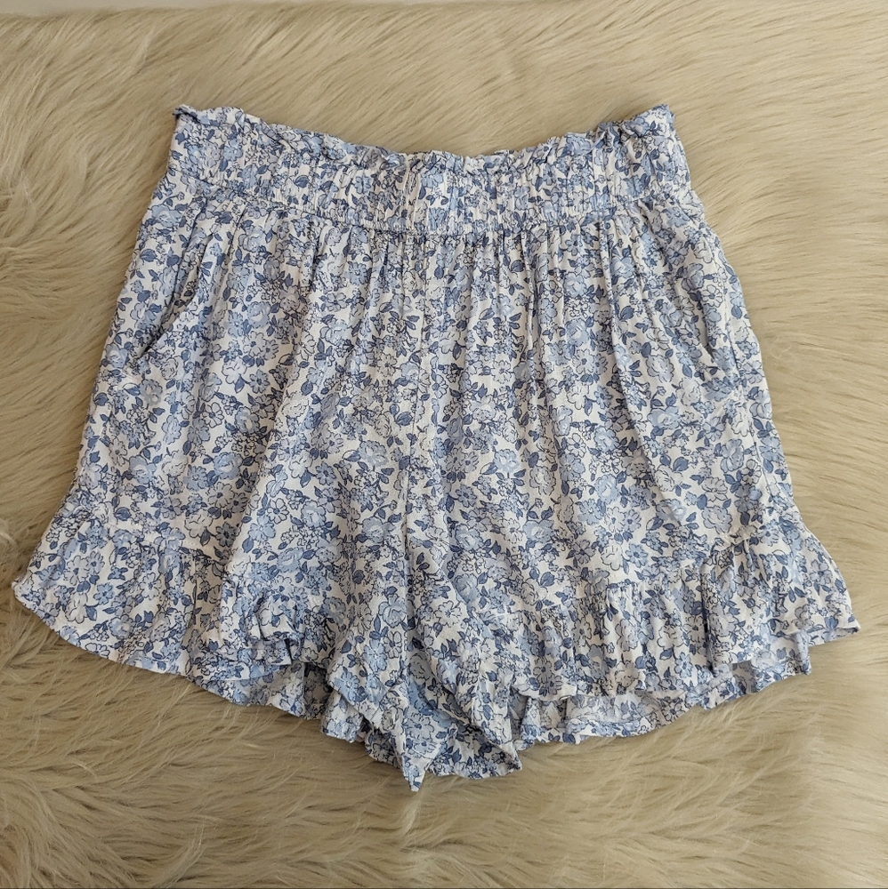 Hollister pale blue and white floral ruffle shorts size S